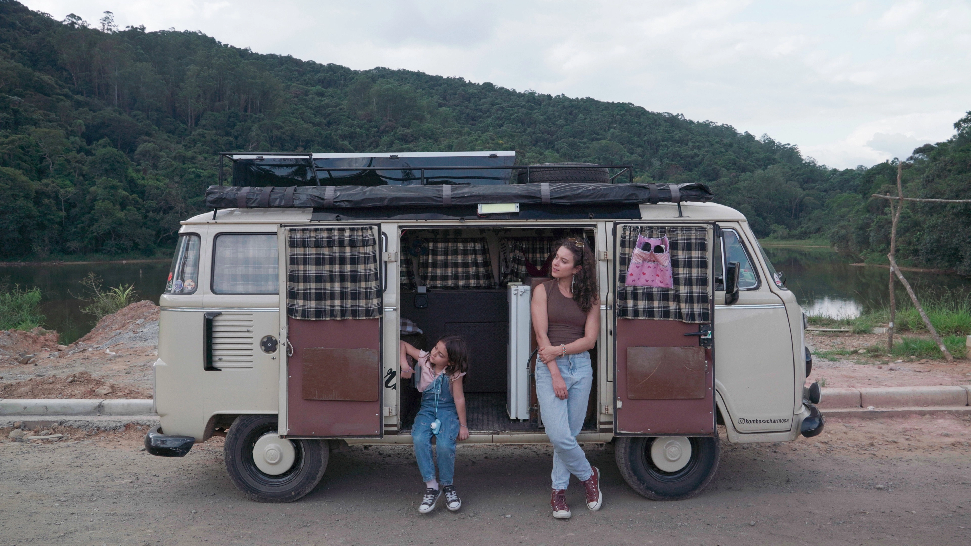 Eu, a Kombi e a Garotinha que Encontrei no Meio do Caminho