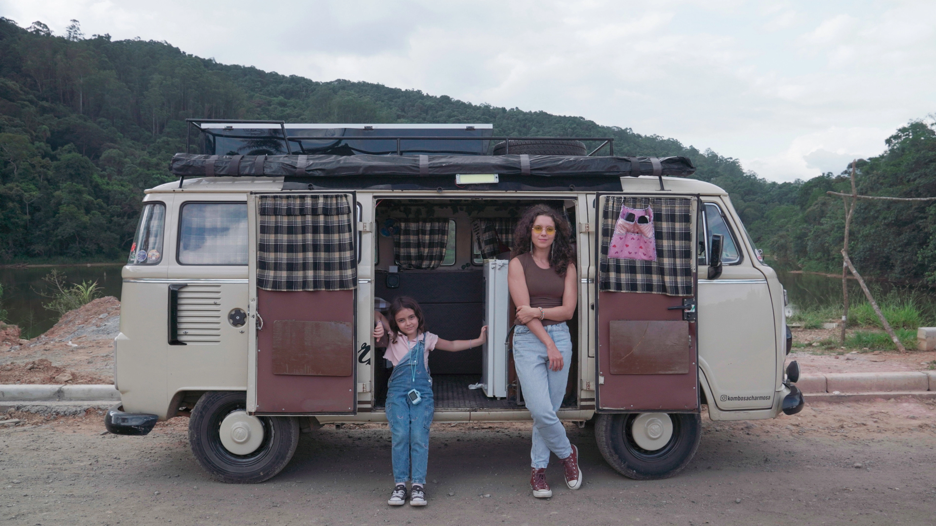 Eu, a Kombi e a Garotinha que Encontrei no Meio do Caminho