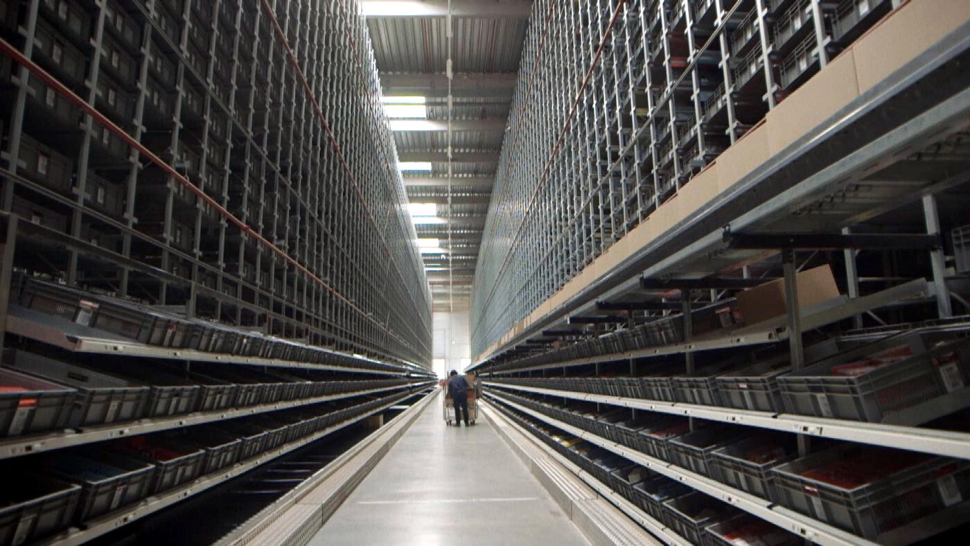 The Superstores Wars or the Survival of the Strongest