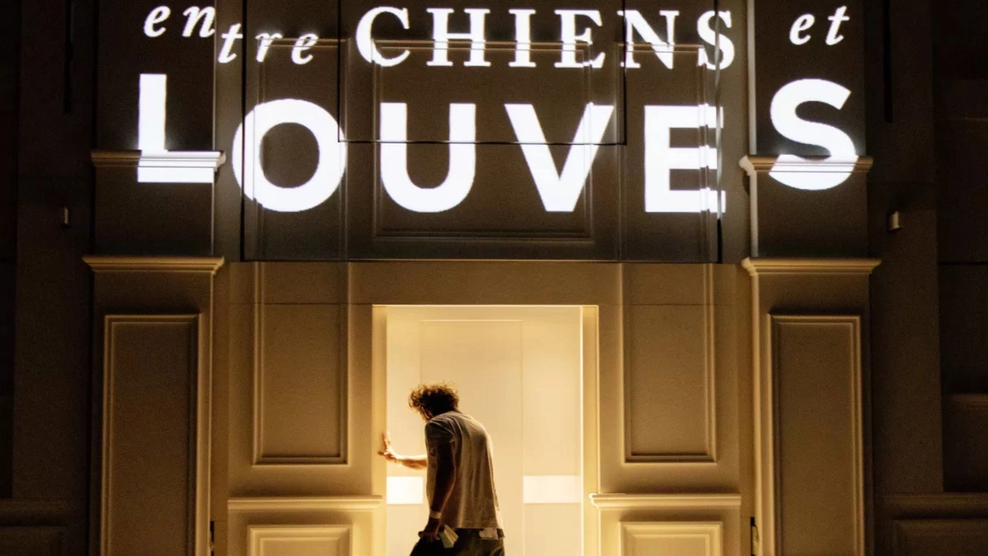 Entre chiens et louves par le Cirque Le Roux au Bon Marché Rive Gauche