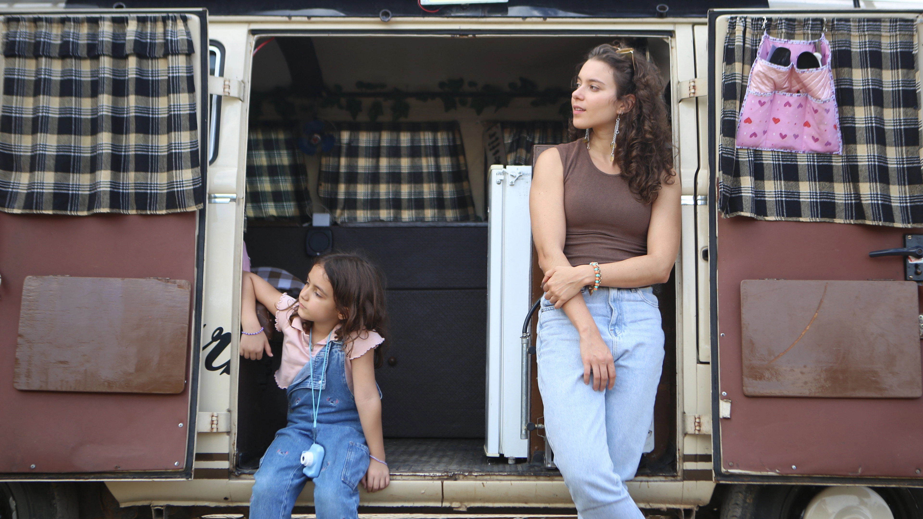 Eu, a Kombi e a Garotinha que Encontrei no Meio do Caminho