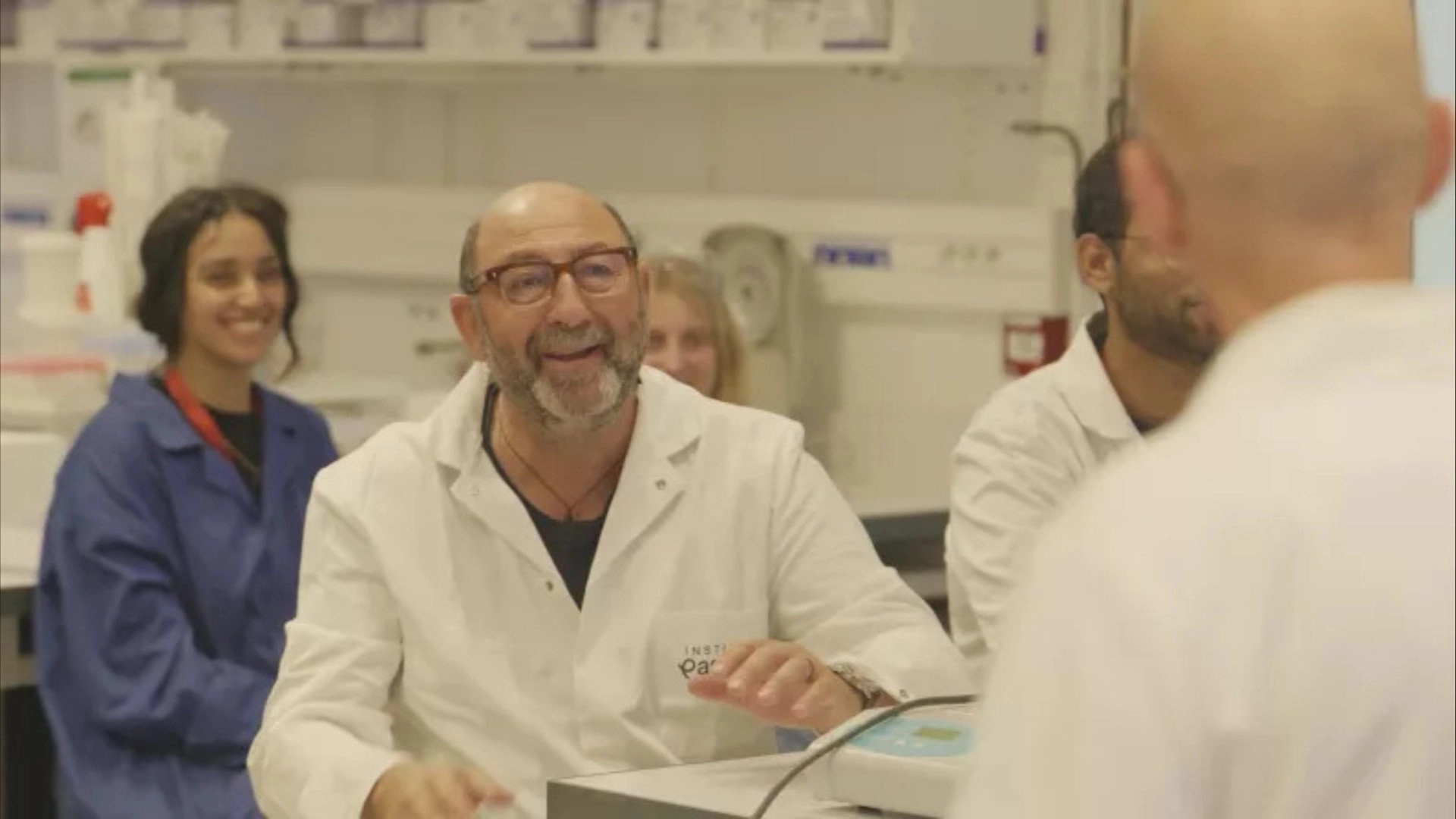 Traquer l'invisible - Nos chercheurs face à la menace mondiale des virus et des bactéries