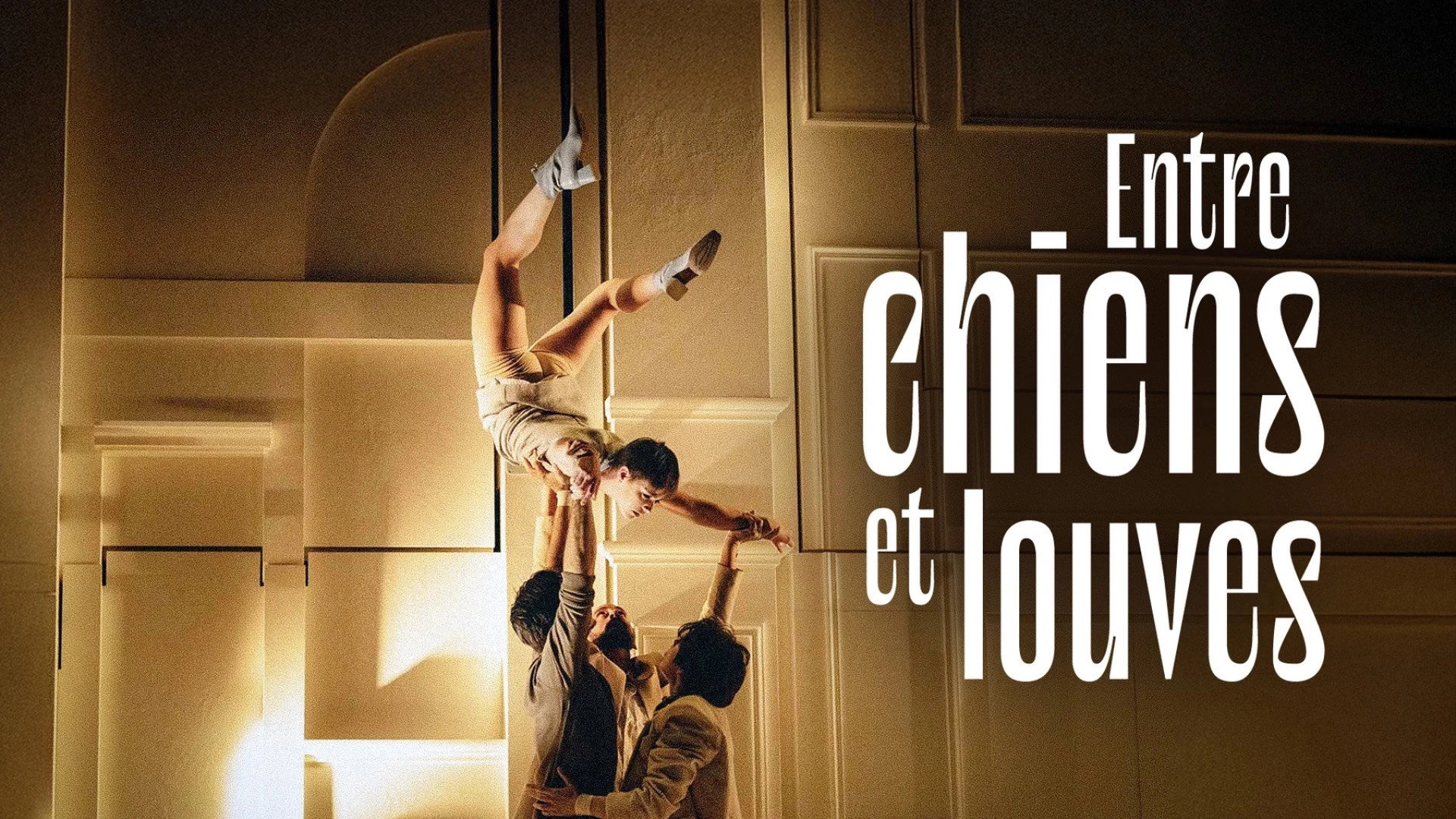 Entre chiens et louves par le Cirque Le Roux au Bon Marché Rive Gauche