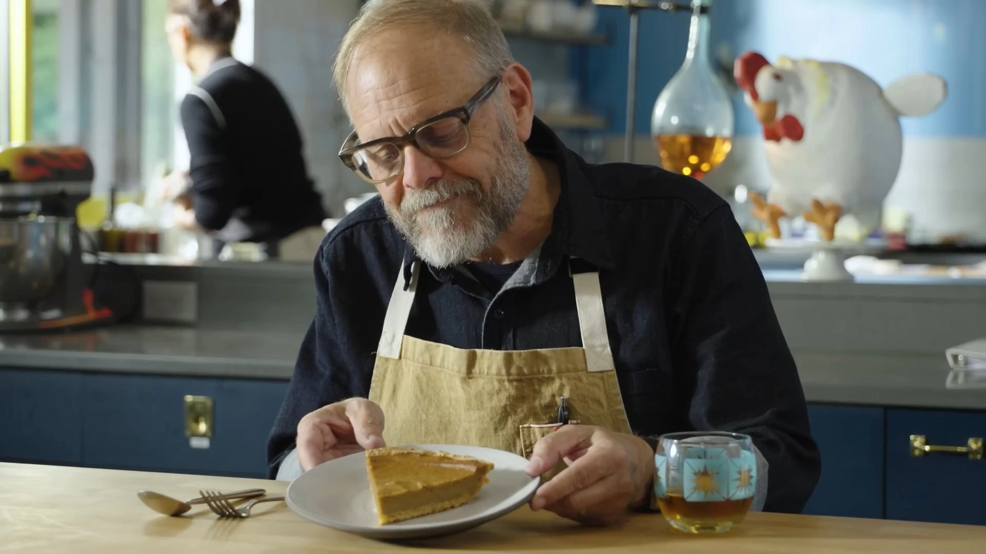 Alton Brown Cooks Food