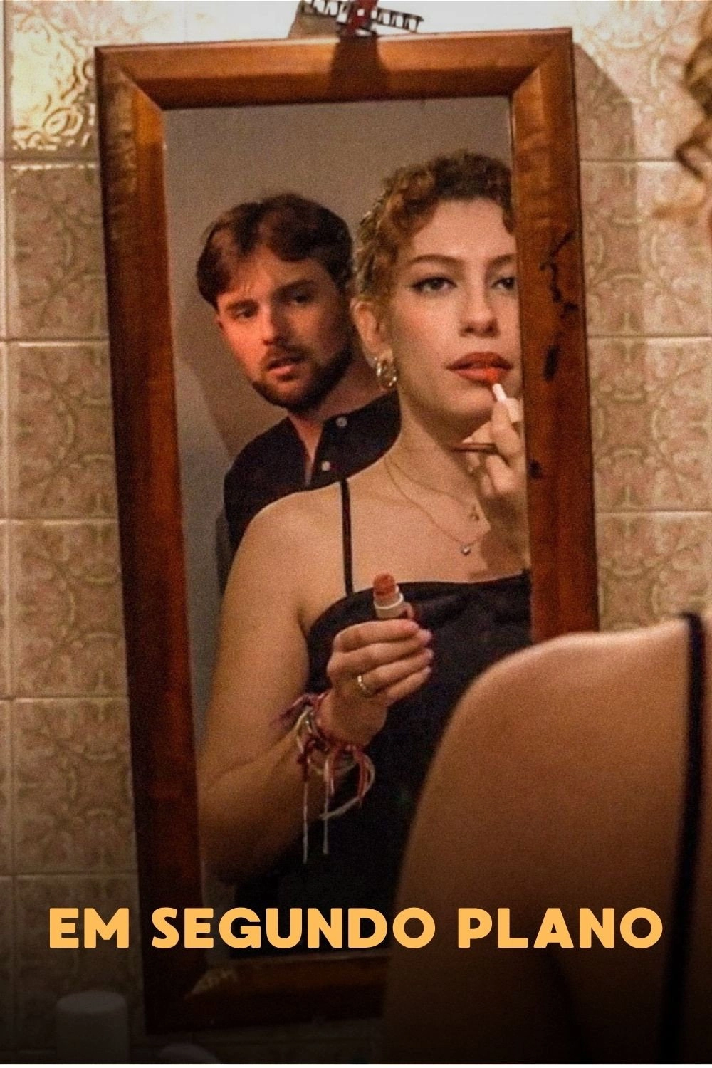 Em Segundo Plano