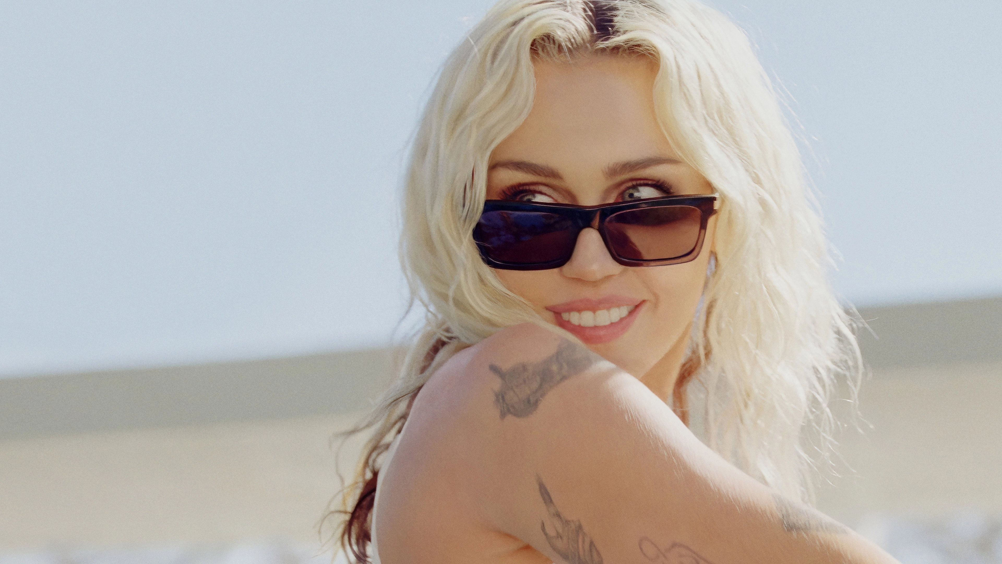 Miley Cyrus - Endless Summer Vacation (Backyard Sessions)