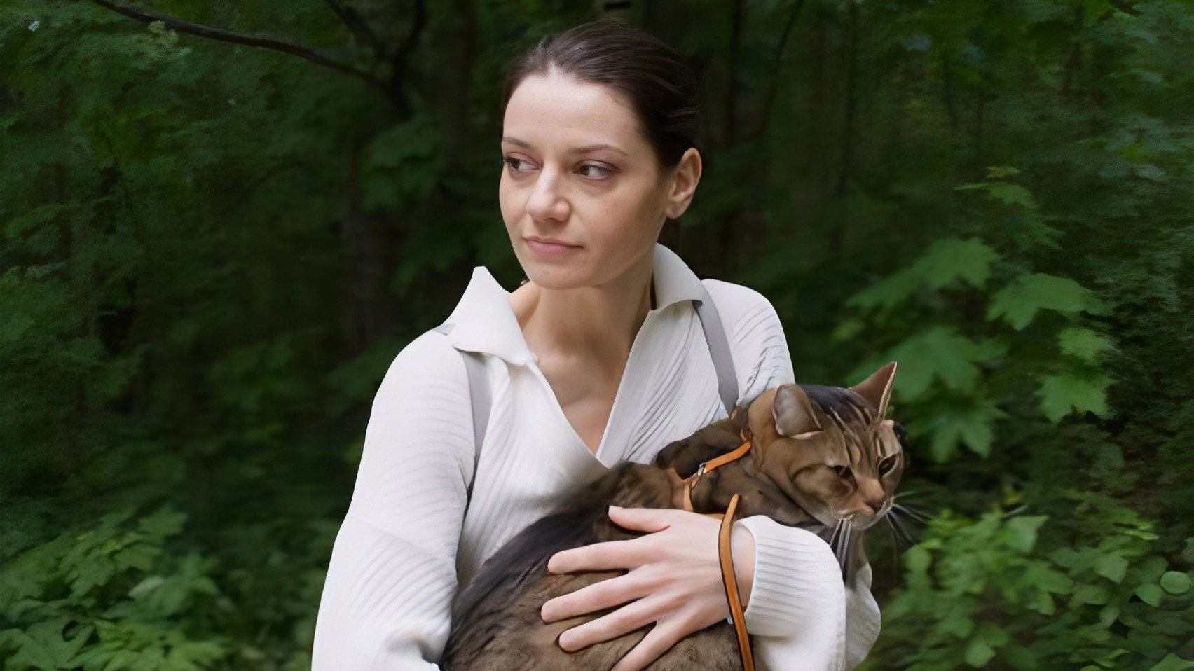 Женщина с котом и детективом
