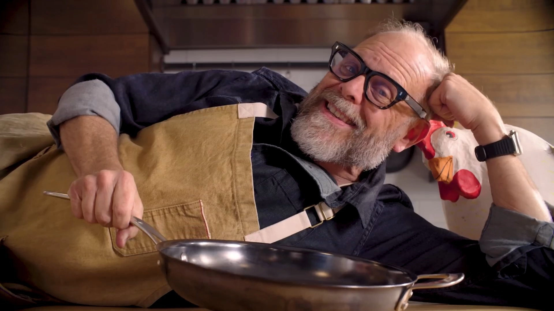 Alton Brown Cooks Food