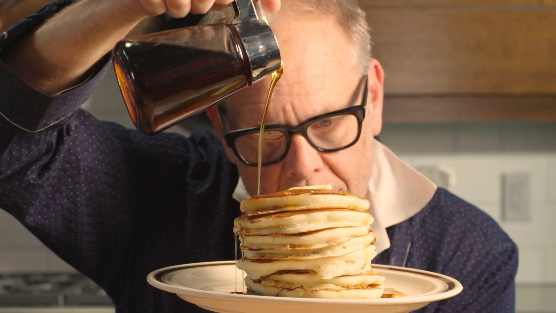 Alton Brown Cooks Food