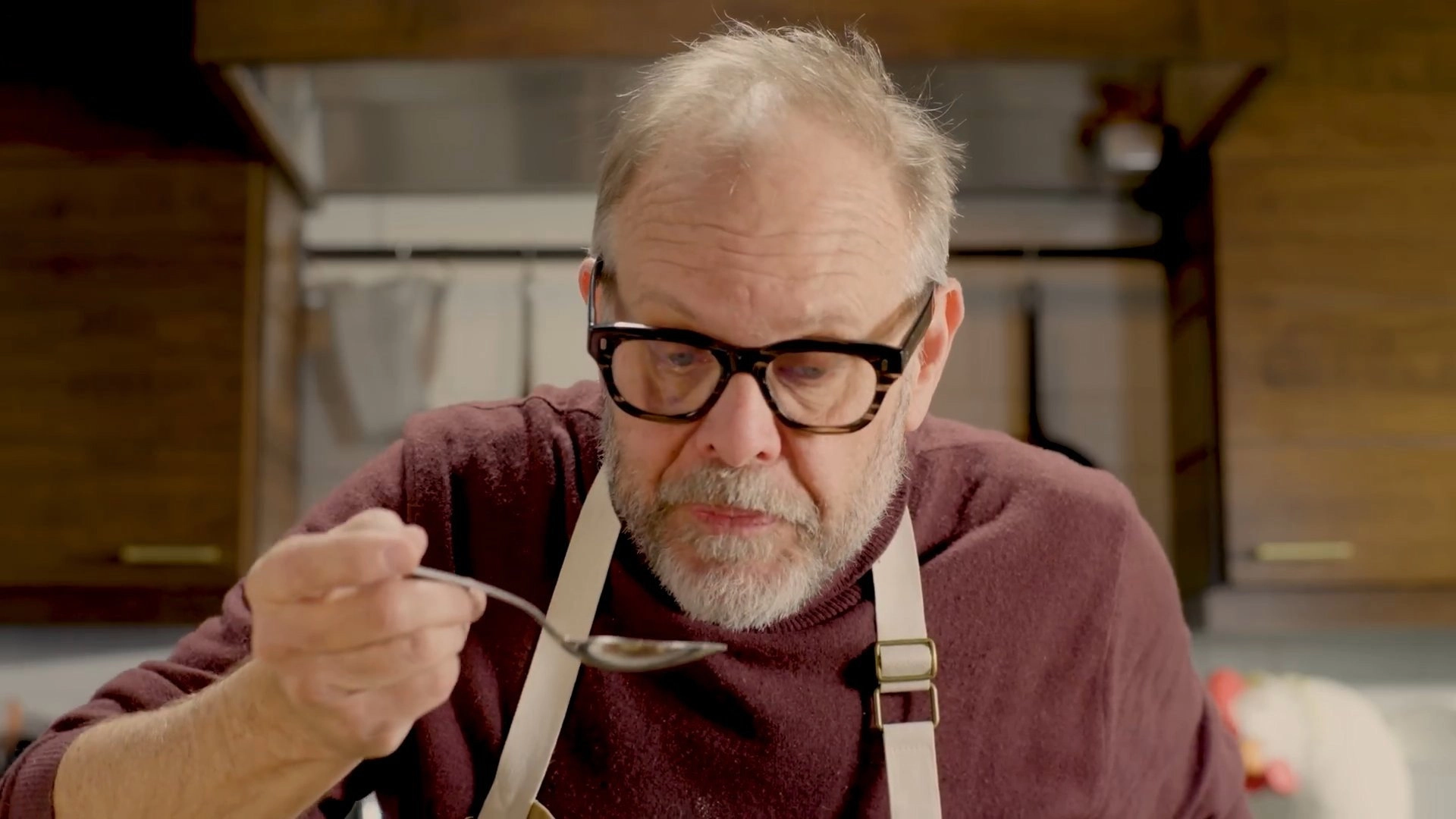 Alton Brown Cooks Food