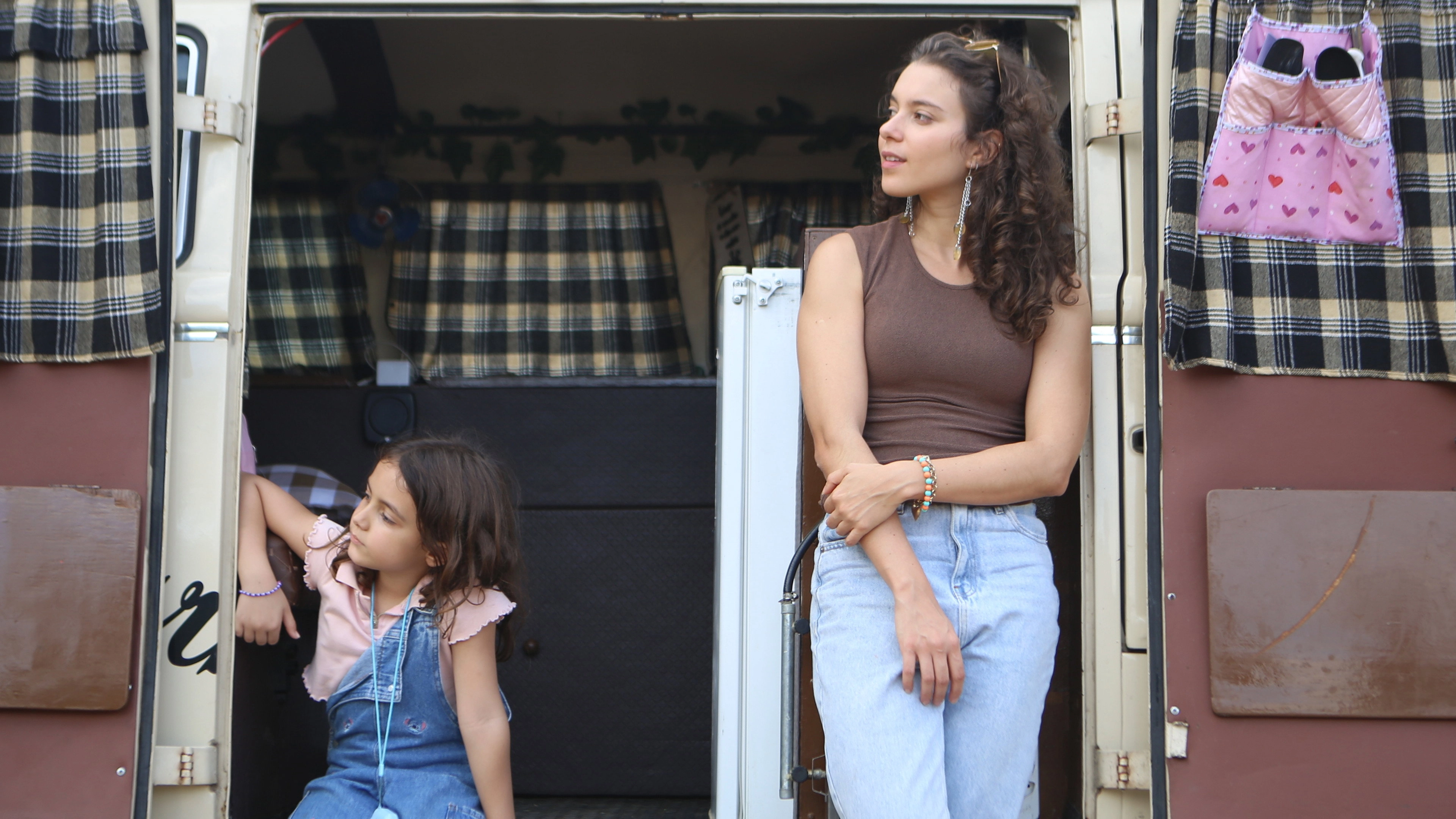 Eu, a Kombi e a Garotinha que Encontrei no Meio do Caminho