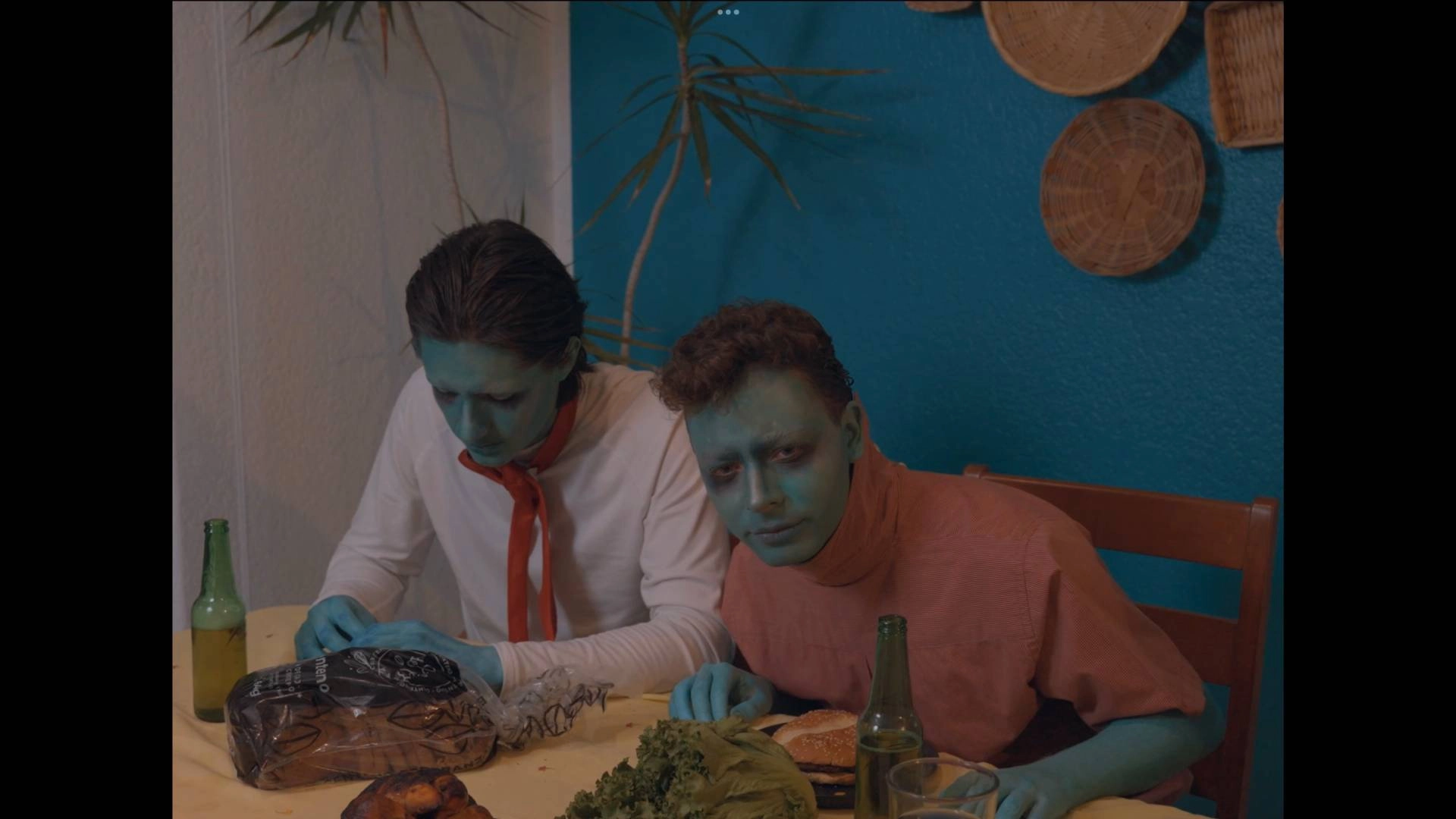 VI UNOS MARCIANOS COMIENDO EN MI COCINA